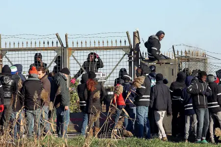  ??  ?? L’ex base
Il centro di accoglienz­a profughi di
Cona era il più grande del
Veneto ed è stato più volte teatro di proteste da parte dei migranti. Ci è anche morta una giovane,
Sandrine