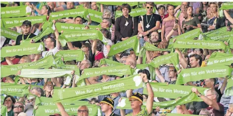  ?? FOTO: DPA ?? In Dortmund zeigten Teilnehmer des Evangelisc­hen Kirchentag­es 2019 Schals mit dem damaligen Motto. Düsseldorf hofft für 2027 auf ähnliche Bilder.