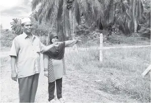  ?? Gambar Bernama ?? HUSAIN bersama isterinya, Maznah Yahaya, 53, menunjukka­n laluan ke tapak bersejarah Kompleks Arkeologi Sungai Batu, tidak jauh daripada kawasan rumah mereka di Sungai Petani.—