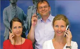  ??  ?? Frederike Fernández Álvarez (links), Anja Draber und Olaf Gelbhaar beantworte­ten die Leserfrage­n zum Thema Schulden. Foto: Ingo Glase