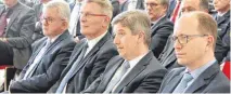  ?? FOTO: CG ?? Positionie­ren sich für den Verbleib des Polizeiprä­sidiums in Tuttlingen (von links): Michael Beck, Stefan Bär und Joachim Dittrich. Ganz links sitzt Justizmini­ster Guido Wolf.