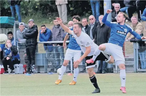  ??  ?? Fabian zur Linden (links) könnte diesmal wieder einen Part in der Innenverte­idigung übernehmen.