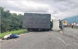  ?? MARIELA ULLOA / EXPRESO ?? Desgracia. En la carretera Bucay-el Triunfo ocurrió este accidente que dejó a una persona sin signos vitales.