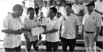  ??  ?? Shafie receiving applicatio­ns to form seven more party branches in Sindumin comprising 450 members.