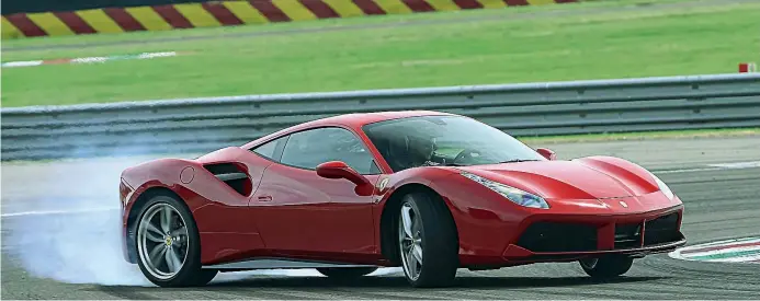  ??  ?? Sopra, la Ferrari 488 GTB durante la prova sul circuito di Fiorano, vicino a Maranello. Dopo averla ordinata, bisogna attenderla circa un anno. Sotto, la nuova Alfa Romeo 4C Spider. La piccola capote in tela (pesa solo 8 kg) si toglie a mano e sparisce...