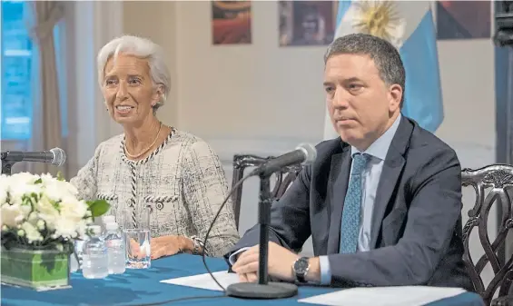  ??  ?? Entendimie­nto. Nicolás Dujovne y Christine Lagarde sellaron un programa que propone un ajuste fiscal y monetario para 2018-2019.