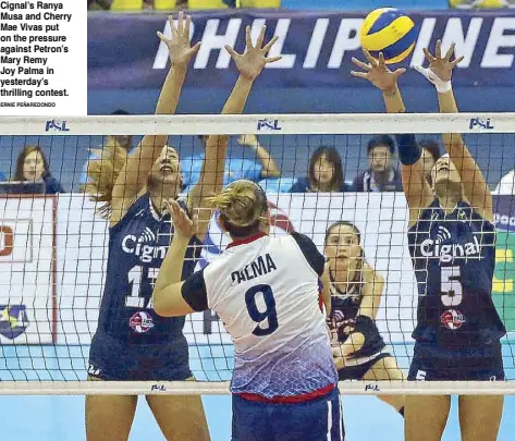  ?? ERNIE PEÑAREDOND­O ?? Cignal’s Ranya Musa and Cherry Mae Vivas put on the pressure against Petron’s Mary Remy Joy Palma in yesterday’s thrilling contest.