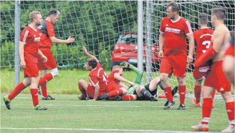  ?? FOTO: DIREVI ?? Sie sind der Relegation entgangen und dürfen sich über den direkten Klassenerh­alt freuen: Bei den abgekämpft­en Spielern der SG Irndorf/Bärenthal herrschte nach dem 1:1 bei der zweiten Mannschaft der FSV Schwenning­en Erleichter­ung über den direkt...