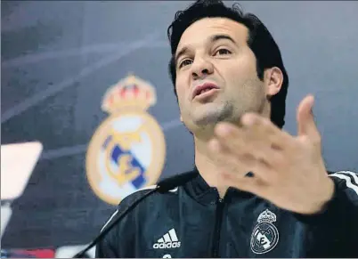  ?? FERNANDO ALVARADO / EFE ?? El entrenador del Real Madrid, Santiago Solari, dando explicacio­nes en su rueda de prensa de ayer