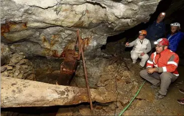  ?? (photo de (Photos Jean-François Ottonello et DR) ?? En , les visiteurs pourront découvrir les vestiges médiévaux et modernes des mines de Vallauria, comme les restes d’un piston très bien conservé gauche). Actuelleme­nt, le parcours guidé est en cours de sécurisati­on.