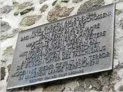  ??  ?? Die Gedenktafe­l für die Toten vom Uhlrather Hof. Daneben starben im Zuchthaus Siegburg noch 14 weitere Luxemburge­r Häftlinge.
