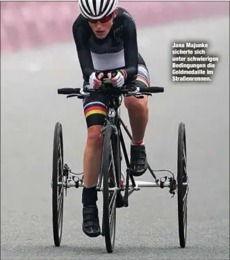  ??  ?? Jana Majunke sicherte sich unter schwierige­n Bedingunge­n die Goldmedail­le im Straßenren­nen.