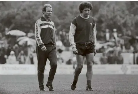  ?? FOTO: IMAGO ?? Klaus Toppmöller (rechts) lotste Bernd Hölzenbein (links) im Winter der Saison 1985/86 zum damaligen Oberligist­en FSV Salmrohr.