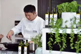  ??  ?? Mayo de 2019 en Shanghai: el chef Hu Yuanjun cocina con AOVE en la presentaci­ón de Aceites de Oliva de España.