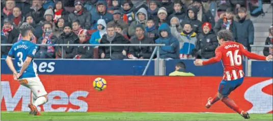  ??  ?? CLAVE. Vrsaljko saca el centro que terminaría rematando Fernando Torres para decidir el partido.