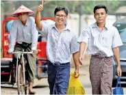  ?? (Reurters) ?? Reuters reporters Wa Lone and Kyaw Soe Oo gesture as they walk free outside Insein prison