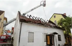  ??  ?? Das Haus ist durch das Feuer schwer beschädigt worden und musste gesichert wer den.