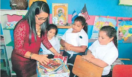  ?? FOTO: EL HERALDO ?? Con el proyecto denominado Diario Escolar, docentes como Gloria Sierra pretenden estrechar lazos con los alumnos para conocer la situación que enfrentan en sus hogares.