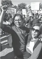  ?? ROBERT HANASHIRO/USA TODAY ?? Alejandra Rocha and her mom, teacher Maria Figueroa, cheer a new contract.