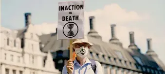  ?? AP ?? Il tempo stringe.
La protesta di un ambientali­sta a Londra