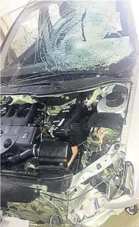  ?? (LA VOZ) ?? Fuerte impacto. Así quedó el Peugeot 206 que, según la Justicia de Cosquín, participó del trágico siniestro vial en Valle Hermoso.