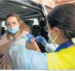  ?? ANTONIO L. JUÁREZ / PHOTOGRAPH­ERSSPORTS ?? Una mujer se vacuna en las instalacio­nes de Fermasa en Armilla.