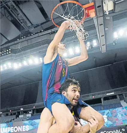  ?? FOTO: ACB PHOTO ?? Bolmaro a hombros de Oriola cortando las redes en una ceremonia esperada y que los azulgrana esperan repetir