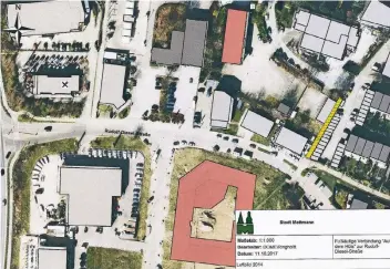  ??  ?? Der gelb markierte neue Fuß- und Radweg führt vom Parkplatz zur Arbeitsage­ntur, die unten in der Mitte rot markiert ist. Das oben markierte Gebäude gehört der Evangelisc­hen Freichrist­lichen Gemeinde, die die Parkplätze zur Verfügung stellt.