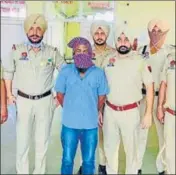  ?? HT PHOTO ?? The taxi driver arrested with the heroin consignmen­t (right) in Pathankot district’s Madhopur area on the Punjab-j&k border on Thursday.