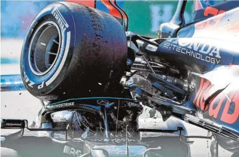  ?? // AFP ?? El Red Bull de Verstappen se subió encima del Mercedes de Hamilton