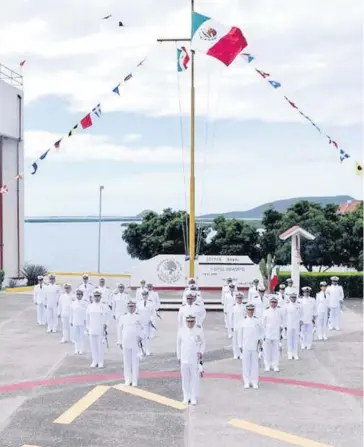  ?? FOTO: CORTESÍA ?? > Marinos en un acto en el Sector Naval de Topolobamp­o.