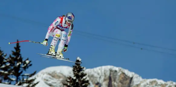  ??  ?? In volo sulle Dolomiti La campioness­a americana Lindsey Vonn durante la gara del Super G di coppa del mondo femminile sulle piste di Cortina d’Ampezzo, che ora si candida a ospitare le Olimpiadi