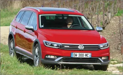  ??  ?? Les lignes du Passat Alltrack se montrent particuliè­rement élégantes. Volkswagen Passat Alltrack 2.0 TDI 190 DSG 4Motion 46 800 € 190 ch CO2 : 127 g/km