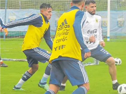  ?? ARGENTINA ?? Adelantado­s en Ezeiza. Agüero sigue entrenándo­se con Tagliafico, Mascherano, Lanzini y Salvio.@