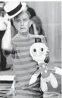  ?? BALTIMORE SUN FILE ?? Then-Mayor William Donald Schaefer, doffing his hat and holding his favorite bathroom toy, an inflatable Donald Duck, prepares to dive into the 70,000-gallon seal pool at the National Aquarium in the Inner Harbor on July 15, 1981.