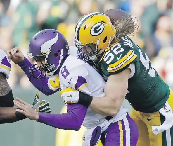  ?? MARK MASKE WASHINGTON POST — THE ASSOCIATED PRESS FILES ?? The Minnesota Vikings’ Sam Bradford fumbles as he’s hit by Clay Matthews of the Green Bay Packers. Matthews figures to play a major role against the New York Giants in Sunday’s NFC wild-card game at Lambeau Field in Green Bay.