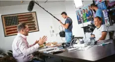  ?? Foto: Christoph Michaelis, Amazon Prime ?? Bild‰Chef Julian Reichelt (links) erklärt, wie Journalism­us funktionie­rt, das Filmteam zeigt sich beeindruck­t.