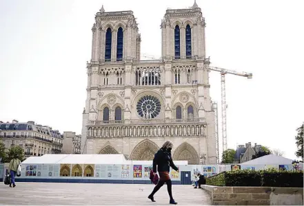  ?? EFE ?? La imagen de la catedral de París, con el andamio en la entrada y la grúa al fondo, estos días