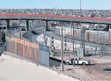  ?? FOTO: AGENCIA AP ?? La barrera era ignorada por la mayoría de las personas que cruzaban por la zona, sin embargo, algunos han señalado que el muro es obra de Trump, quien en su campaña prometió un muro fronterizo.