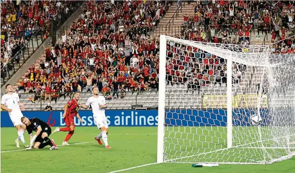  ?? Foto: Reuters ?? V české síti Střídající brankář Jindřich Staněk se ohlíží za míčem po zakončení Belgičana Edena Hazarda na 2:0. Domácí později přidali ještě třetí gól.