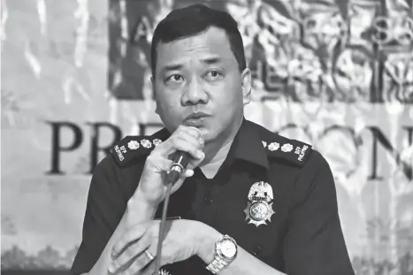  ?? MACKY LIM ?? LAUDED. Bureau of Fire Protection Inter-agency Anti-Arson Task Force spokespers­on Fire Senior Supt. Jerry Candido during yesterday’s AFP-PNP Press forum at the Royal Mandaya Hotel lauds the city for pushing for glow in the dark emergency exit signs...