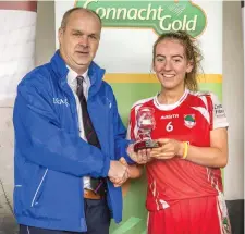  ??  ?? St Nathy’s Jane O’Dowd, Player of the Match, receives the award from Liam McDonagh, President of Connacht LGFA. Pic: Tom Callanan.