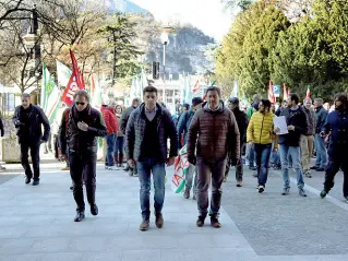  ??  ?? Presidio La protesta dei lavoratori del Sait in Piazza Dante, con i sindacalis­ti Caramelle (Filcams), Largher (Uiltucs) e Avanzo (Fisascat)