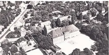  ?? FOTO: ARCHIV MARTIN-SCHULE ?? Das Gelände der 1929 errichtete­n Knabenvolk­sschule während ihrer Umwandlung in eine Hauptschul­e 1968. Wo der Neubau und Pavillons errichtet werden, dehnen sich noch Schulgärte­n