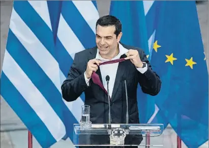 ?? PETROS GIANNAKOUR­IS / AP ?? Un sonriente Alexis Tsipras en una aparición el pasado 22 de junio