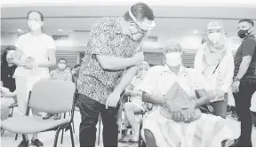  ?? — Gambar Bernama ?? LAWATAN: Amirudin (dua kiri) beramah mesra bersama penerima vaksin COVID-19 ketika membuat lawatan ke Program Vaksinasi COVID-19 di Pusat Kebudayaan Soka Gakkai Taman Desawan Klang dekat Klang, semalam.