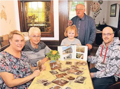  ??  ?? Familie Kaup – Stefanie, Helga, Jana, Bernd und Thorsten – erinnert sich gerne an alte Zeiten der Traditions­gaststätte. In Fotoalben ist die Geschichte gut bewahrt. Auf dem Foto rechts ist der Stammvater des Hauses, Franz Kaup, mit Frau Gertrude und den Kindern Johannes, Franz und Maria zu sehen. Franz übernahm 1910 die Schänke.