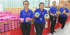  ??  ?? Emart Supermarke­t staff show packed cakes and cookies for the forthcomin­g festive celebratio­ns.