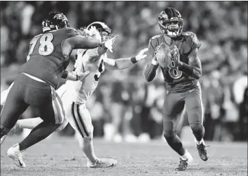  ?? Wally Skalij Los Angeles Times ?? RAVENS QUARTERBAC­K Lamar Jackson, here looking to pass while Rams linebacker Clay Matthews pursues him, threw for five touchdowns with a passer rating of 139.4 and rushed for 95 yards in eight carries.