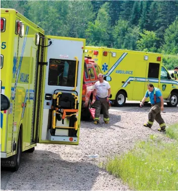  ?? PHOTO D’ARCHIVES, AGENCE QMI ?? Sur cette image, on voit l’interventi­on des équipes d’urgence à la suite d’un accident mortel survenu à Stoneham-et-tewkesbury, le 2 juillet dernier.